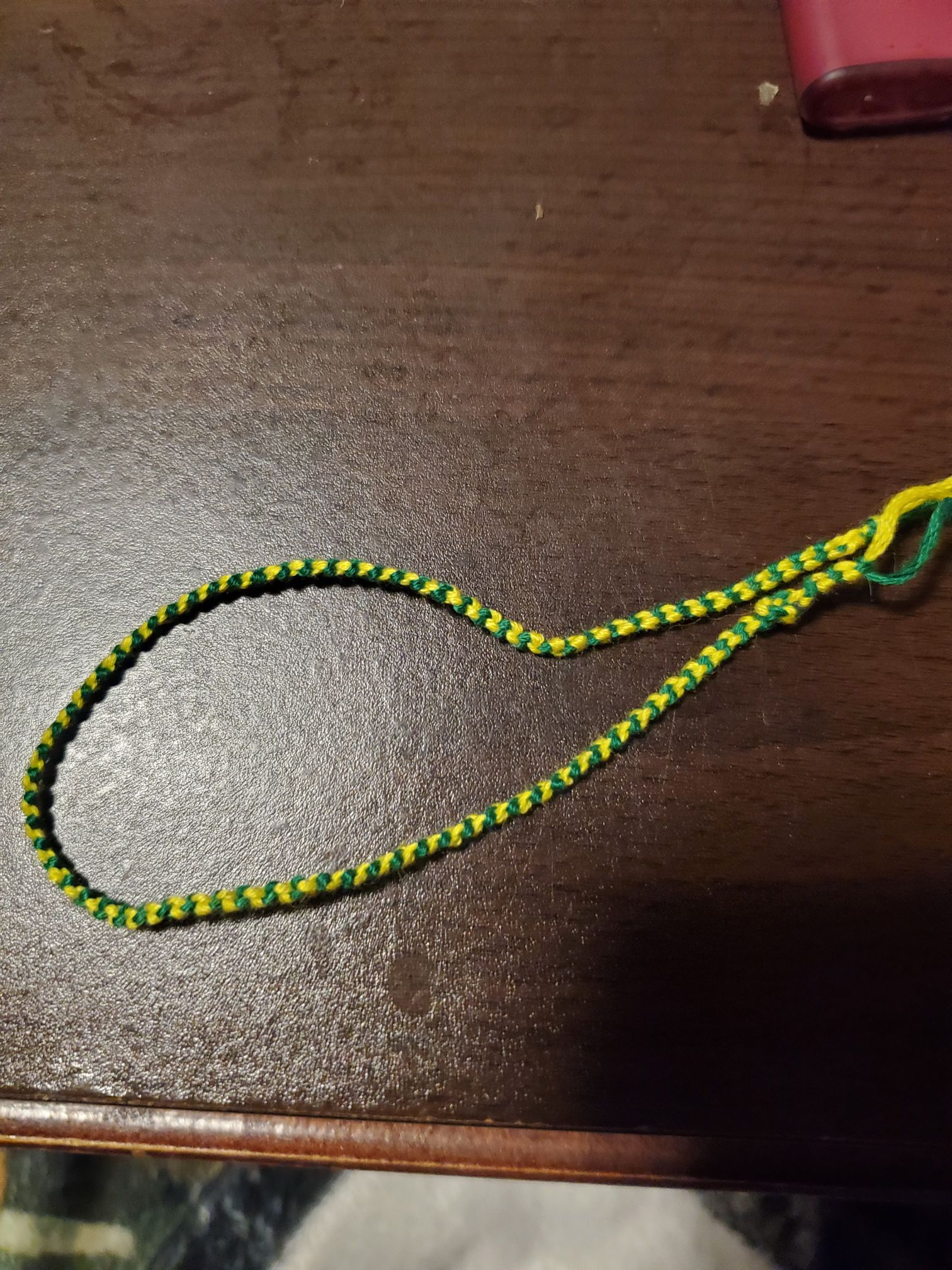 異性のヘルパーさんに2本編み手作りのミサンガをプレゼントするのは重いかな？　　　　健康と金運