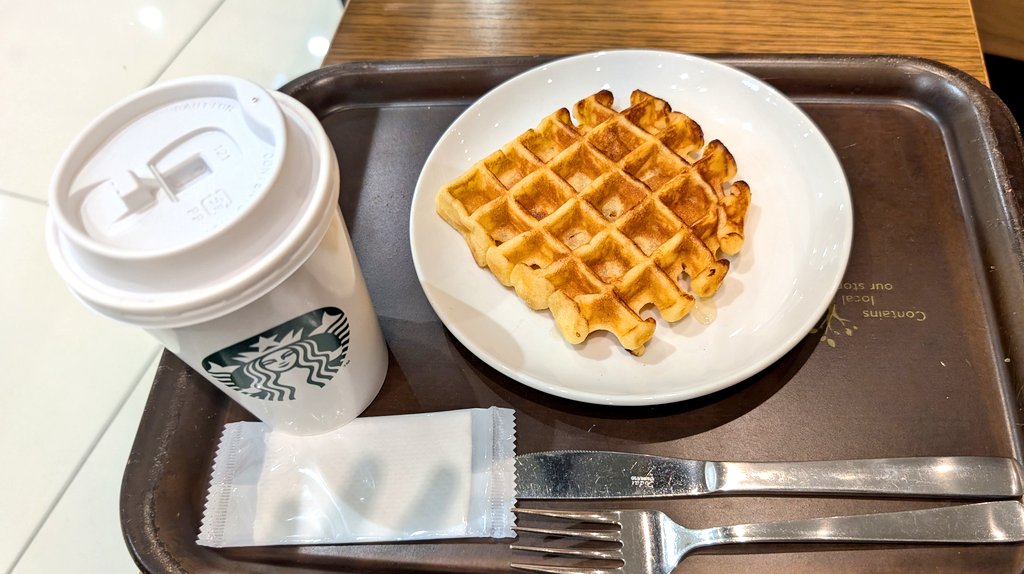 スタバのおすすめカスタムありますか？自分はワッフルにシロップをたらりとかけてもらうのが好きです⸜(*˙꒳˙*)⸝ビターなショコララテと合うのです(  ◜ω◝ )