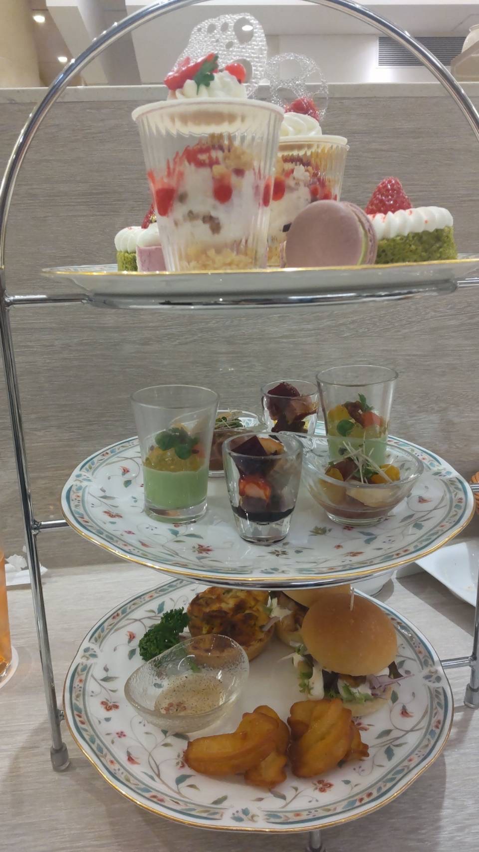 実労時間平日2時間のみで高収入高学歴のねこには、付き合って2年目になるミスコン準優勝でモデルで進学校の16歳のとっても優しくてかわいい婚約者がいるから、