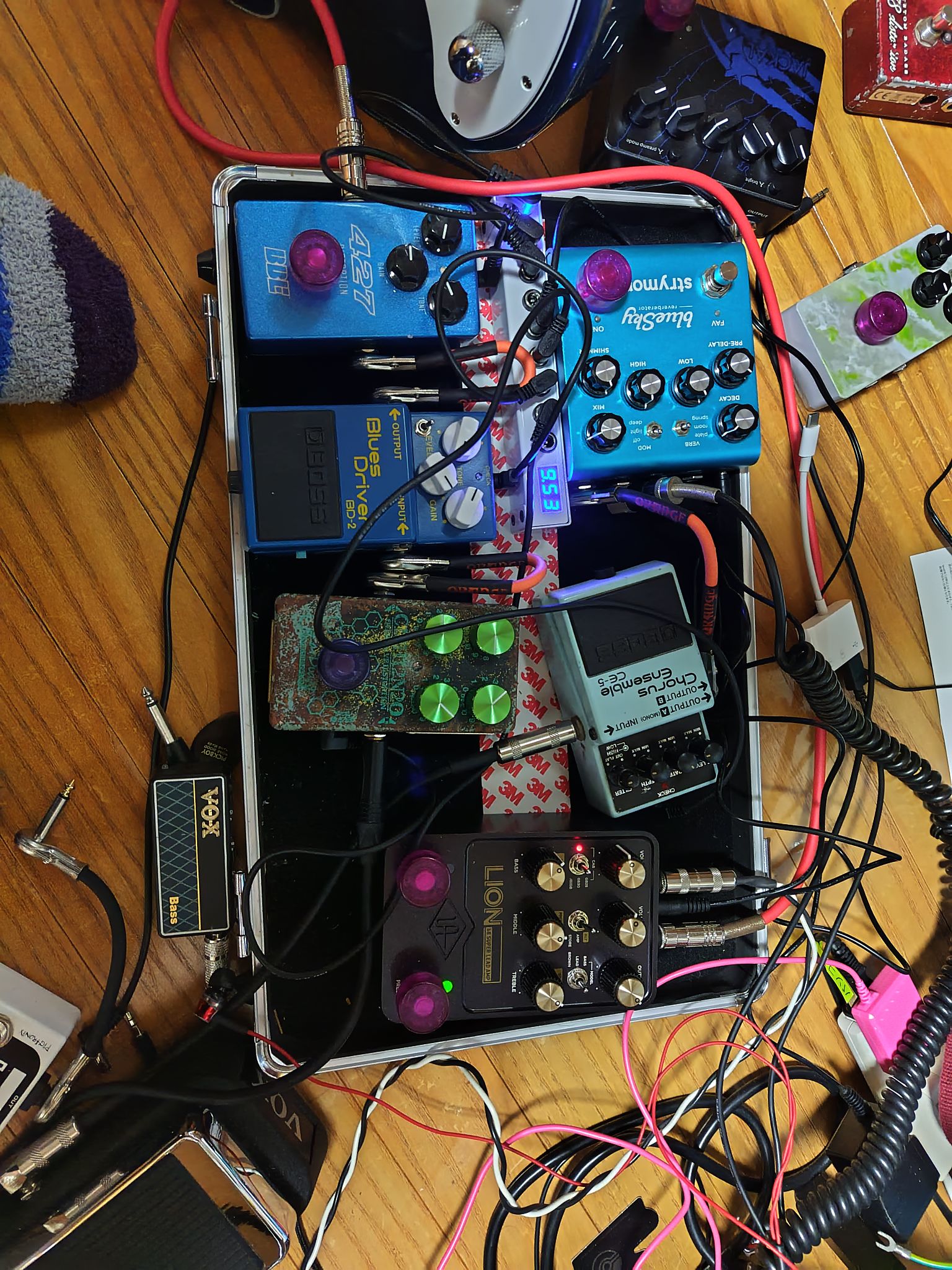 エレキギターやってる人に聞きます。ずばり、歪みは何使ってる？