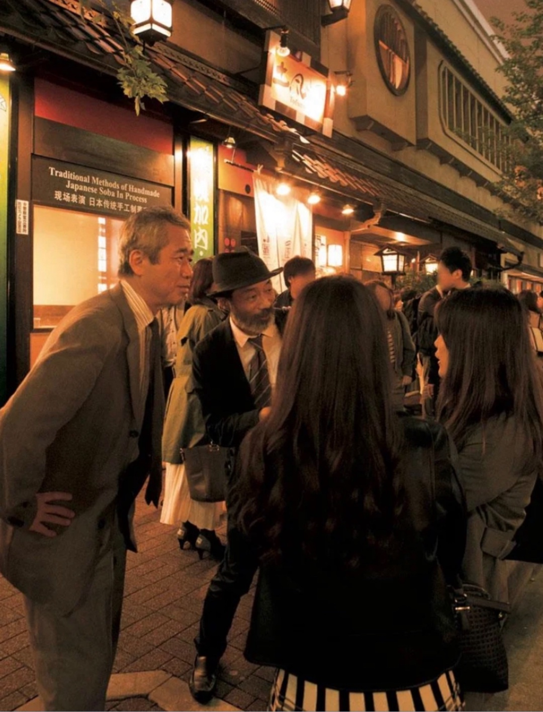 東京、新橋にて。画像のように中年男性が若い女性に話しかけてる光景をどう見ますか？