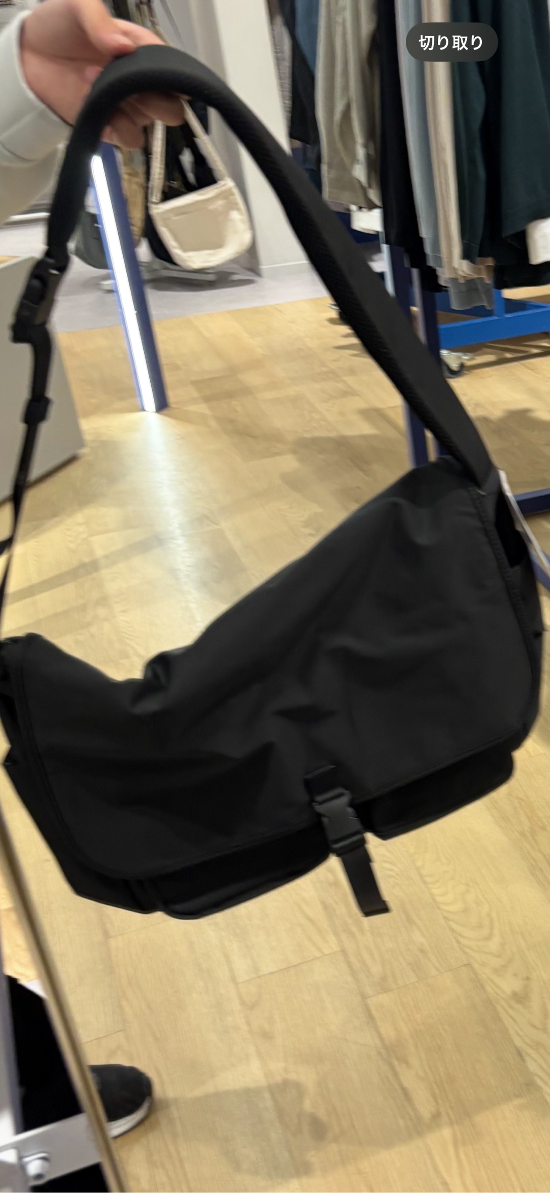 10代男です。このバッグを買おうか悩んでいます