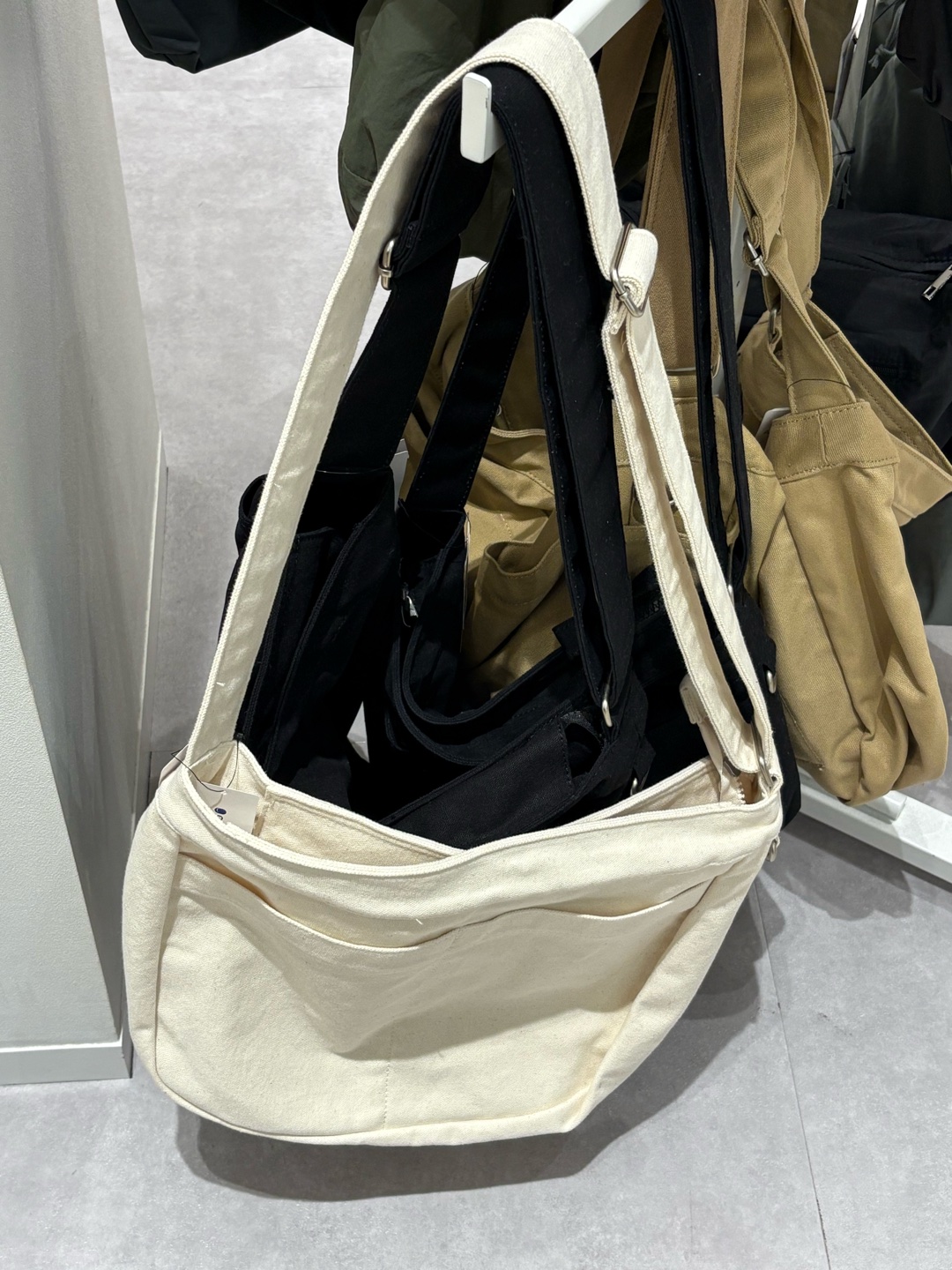 10代男です。このバッグを買おうか悩んでいます