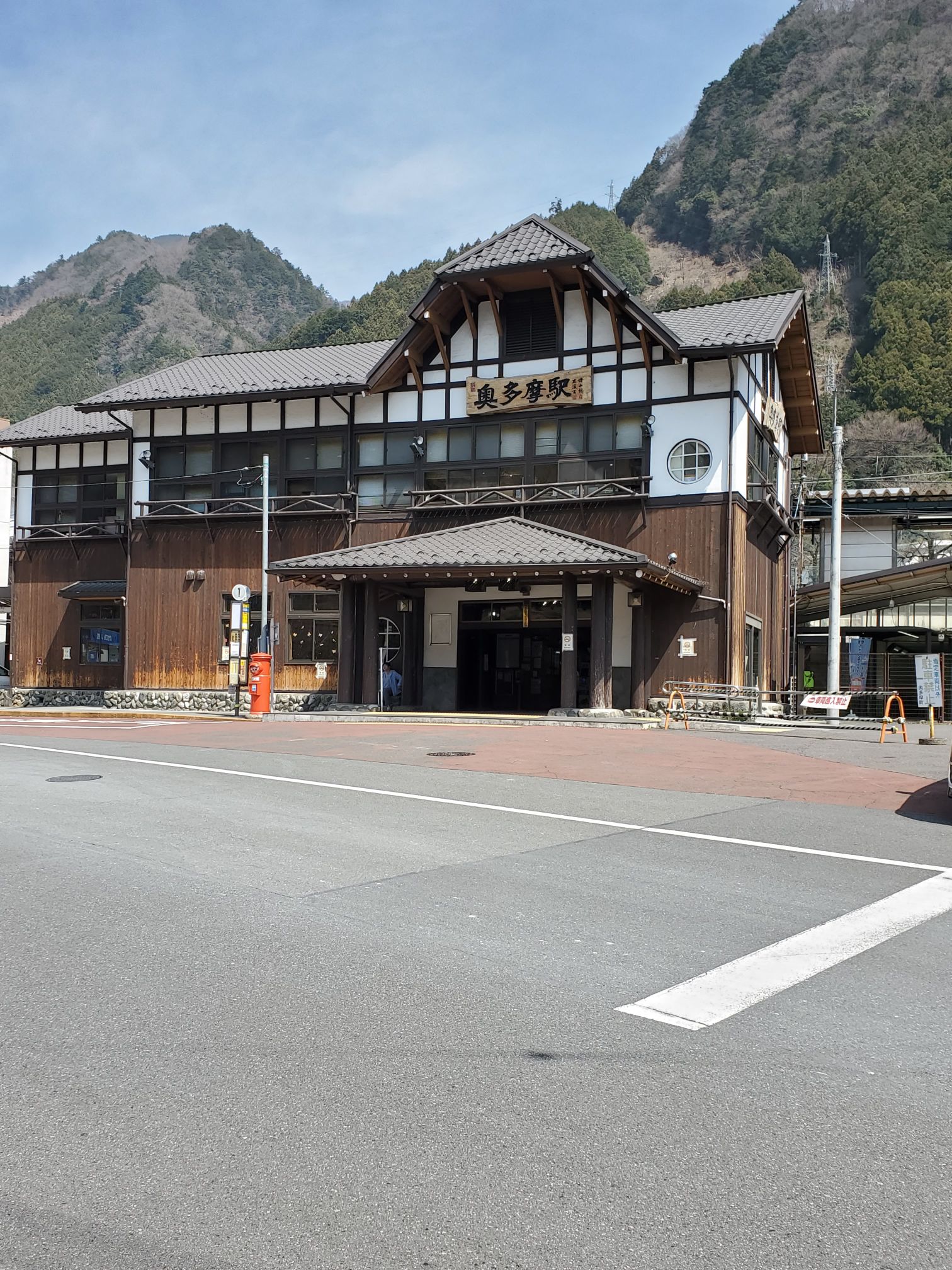 あなたが、気に入ってる駅の写真があったら教えてください。私はちなみにこの駅です。