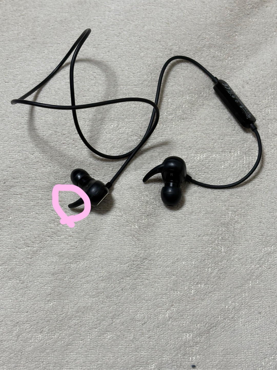 こんな感じの左右一体型のBluetoothイヤホンで
出来ればカナル型じゃない物
カナル型なら画像の◯部分の支えある物でオススメの商品知ってたら教えてほしい！