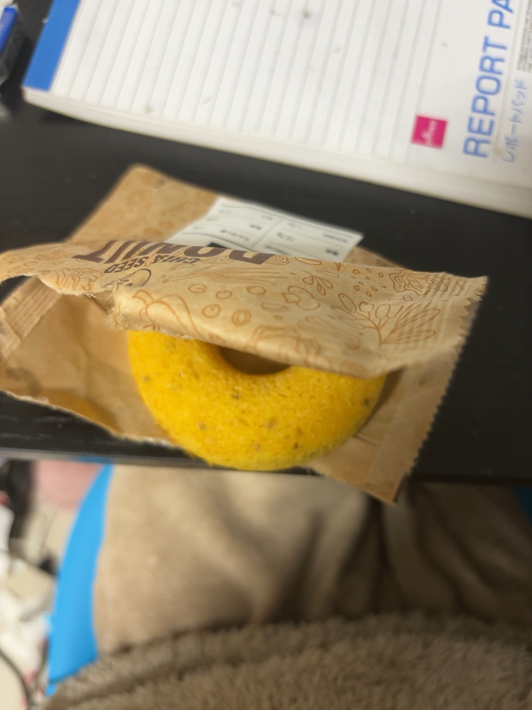 庶民派のねこの今日のおやつはバナナドーナツ^. .^ ੭