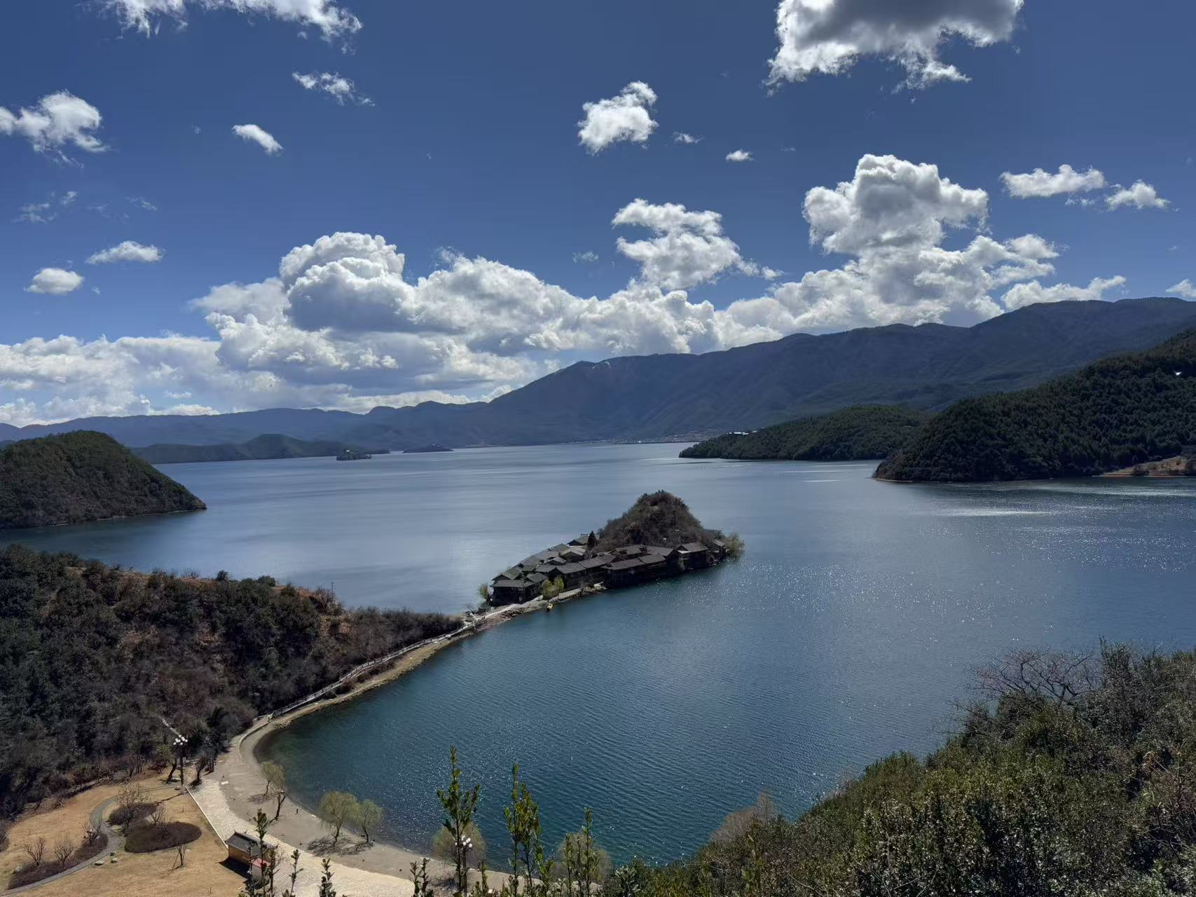 中国の[泸沽湖]です