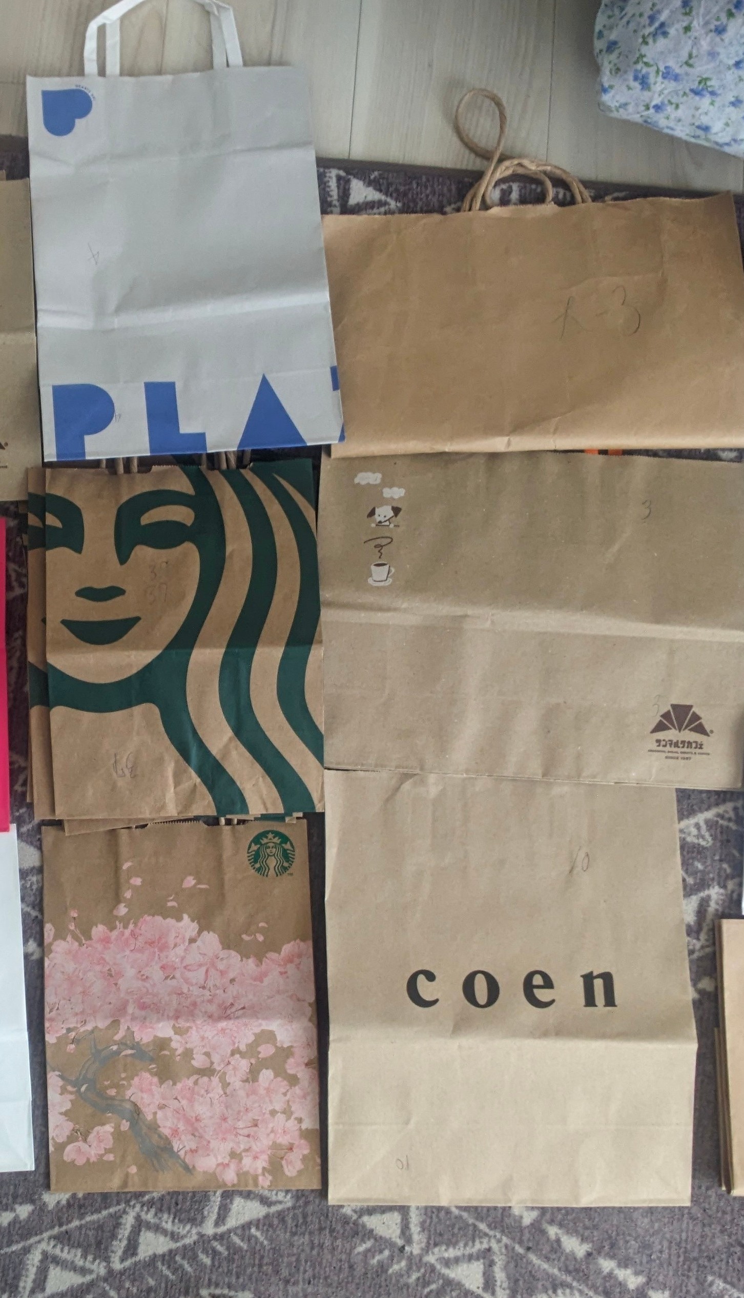 紙袋　家にどのくらいありますか？