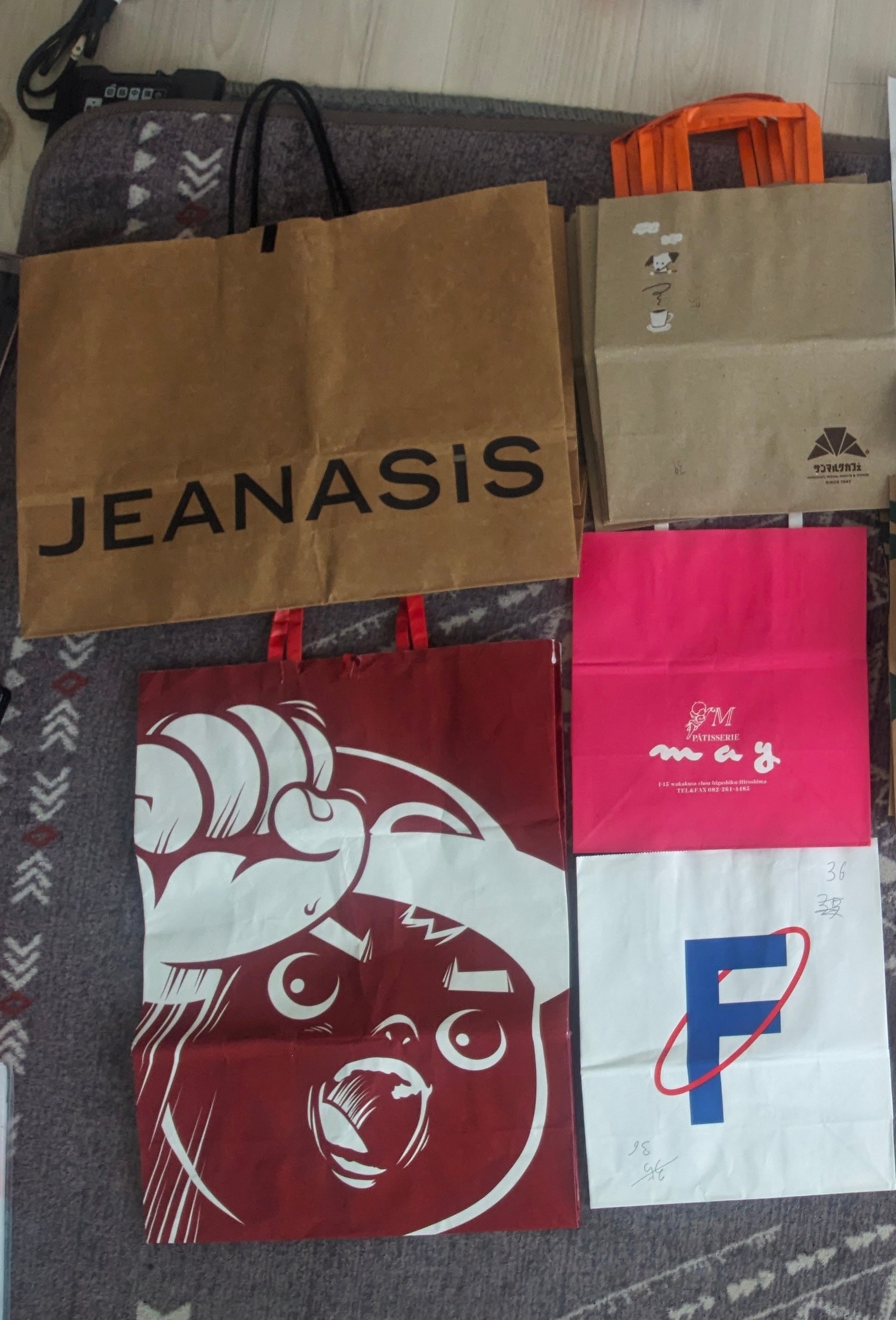 紙袋　家にどのくらいありますか？