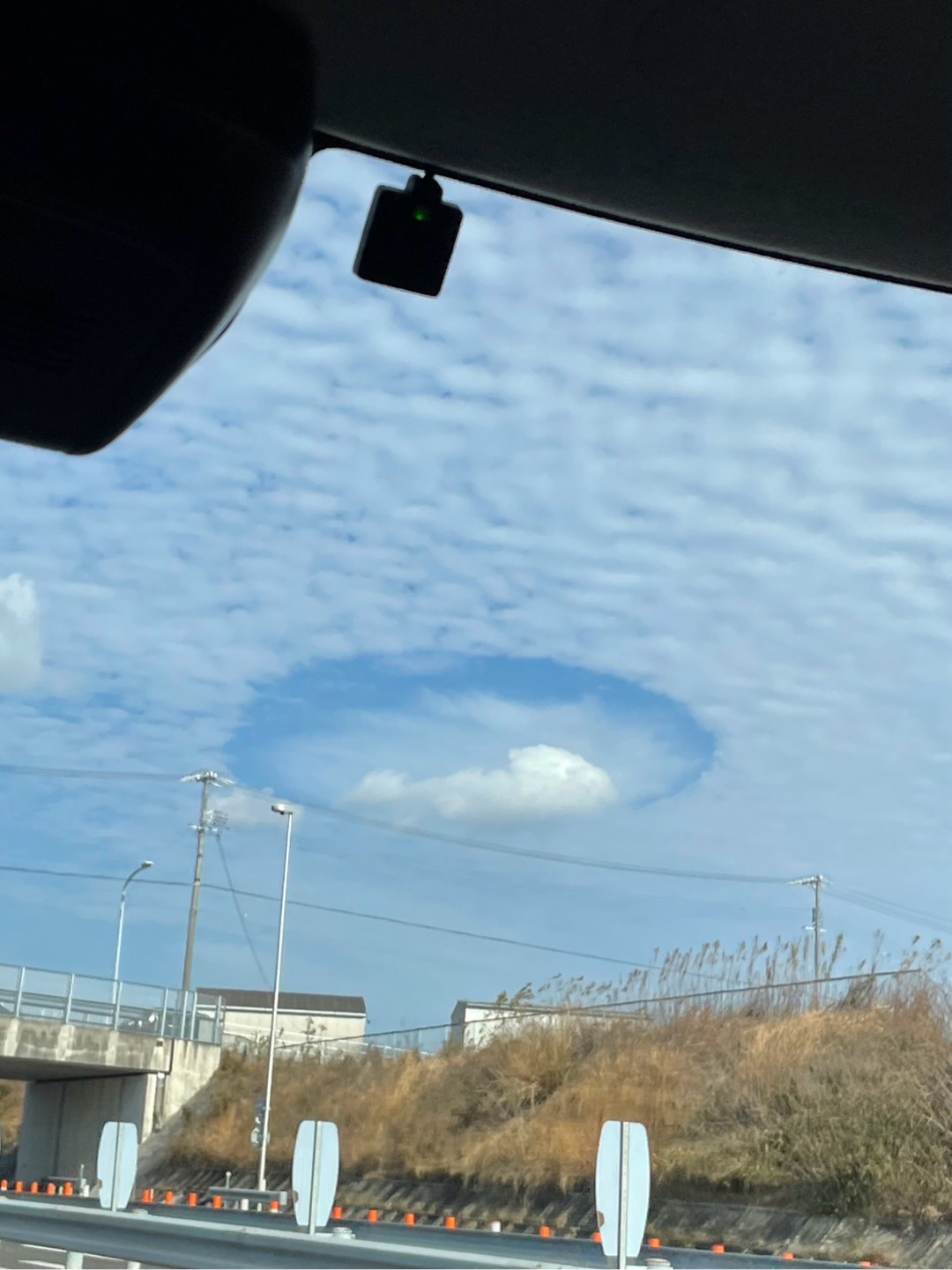 この雲の丸いのなにか分かる人いますか？どうしてこうなるのか疑問です❗️