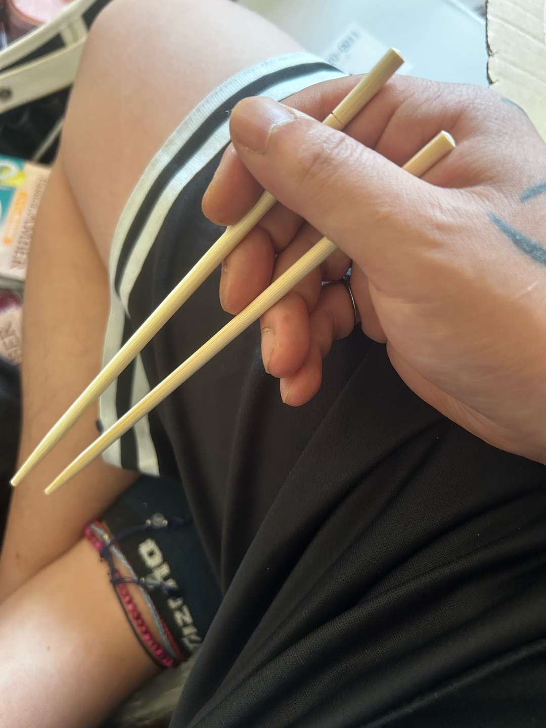 箸ってどの辺持つ🥢？持つ位置で…なんですって