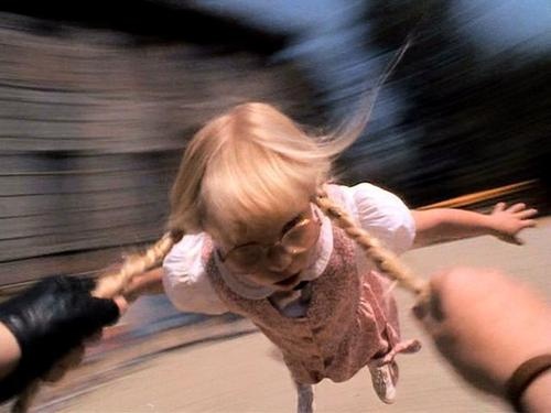 【大喜利】写真で一言（廻る少女）