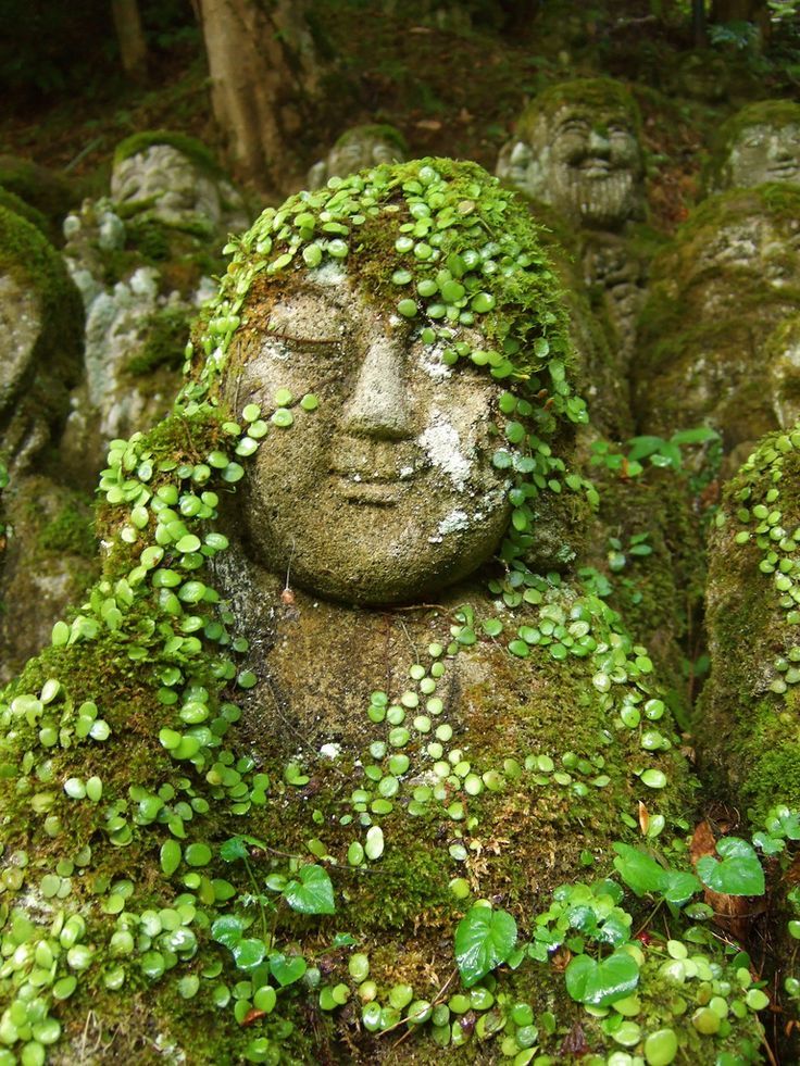 写真で一言(対峙する2体のお地蔵)