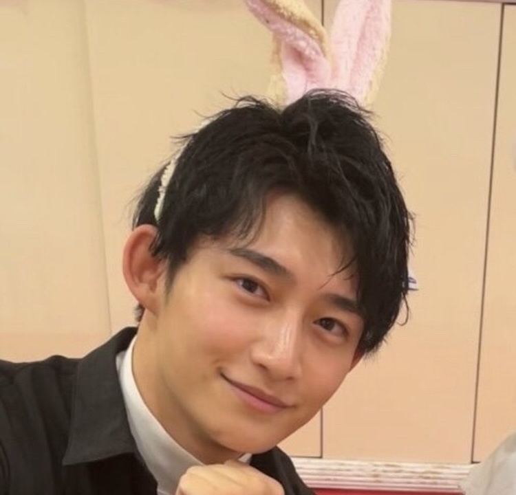 この写真でマチアプしても、なかなかマッチしません💦何がいけないか女性の意見お伺いしたいです。