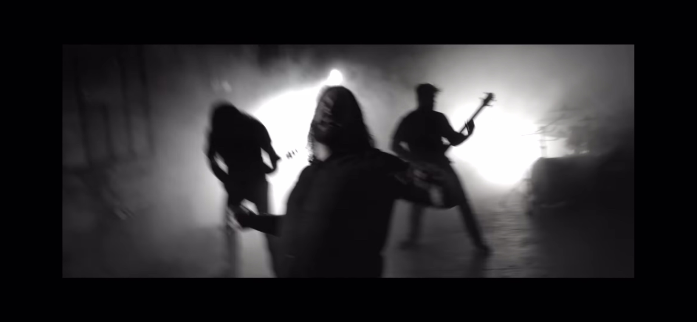 【大喜利】帰宅すると、あなたの家の居間の中心で、謎のヘヴィメタルバンドが勝手に熱いライブを繰り広げていました。どうしますか？