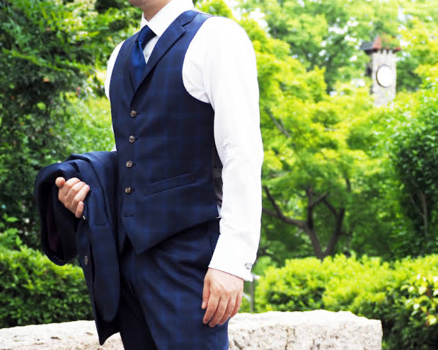 夏のオフィスワークでベスト＋スラックスのスリーピーススーツ