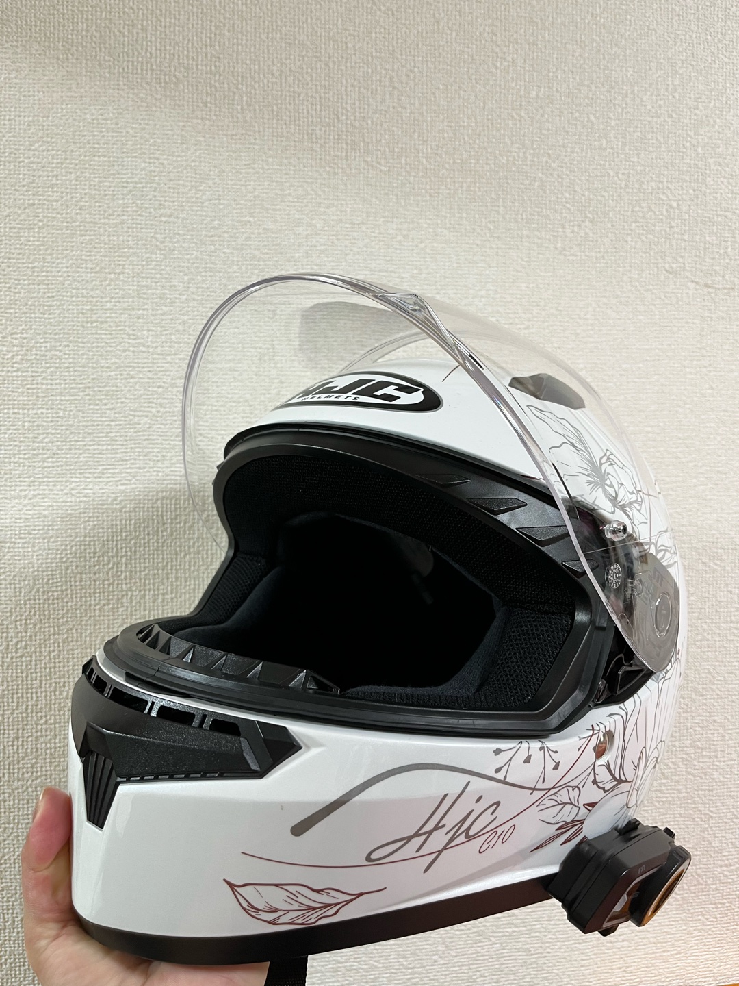 女性ライダーさんは、フルフェイスの時のメイクってどのようなメイクにしてますか？ファンデが付くのが嫌だけどつきますよね。落ちにくいファンデとかですかね？🤔