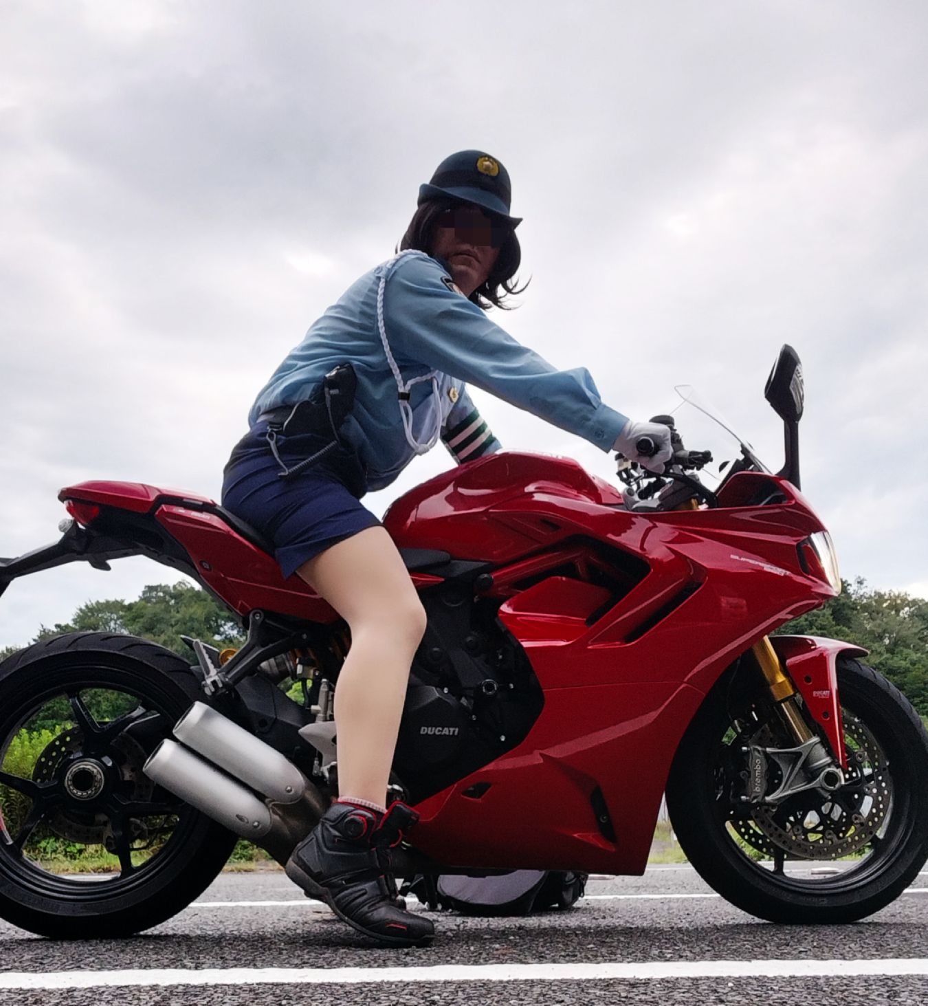 女装で好きな衣装はなんですか？私は女性警察官（婦警）制服スカート