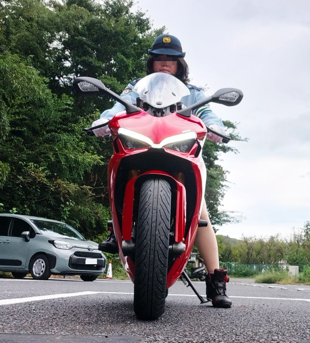 女装で好きな衣装はなんですか？私は女性警察官（婦警）制服スカート