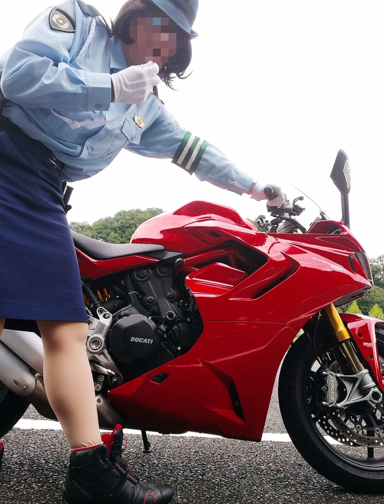 女装で好きな衣装はなんですか？私は女性警察官（婦警）制服スカート