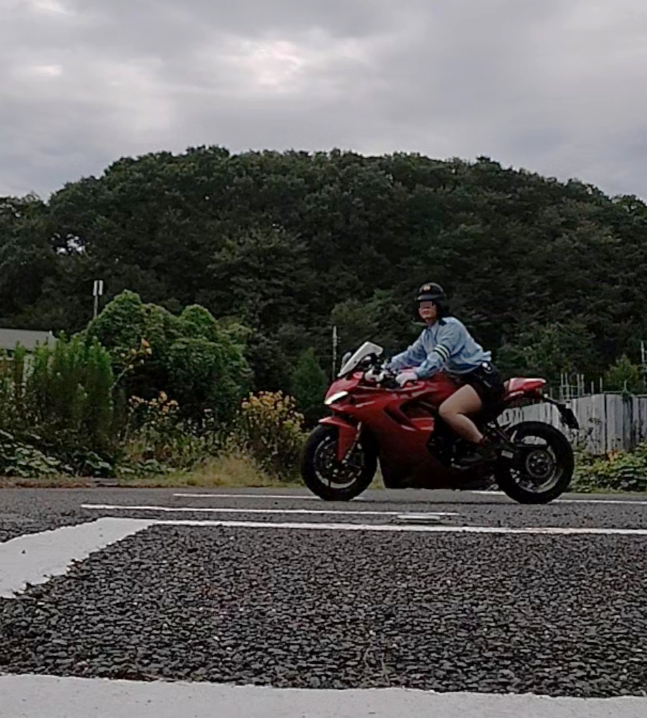 女装で好きな衣装はなんですか？私は女性警察官（婦警）制服スカート