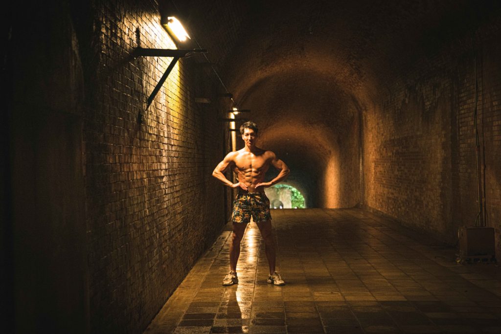 画像でひと言  ほの暗い中で