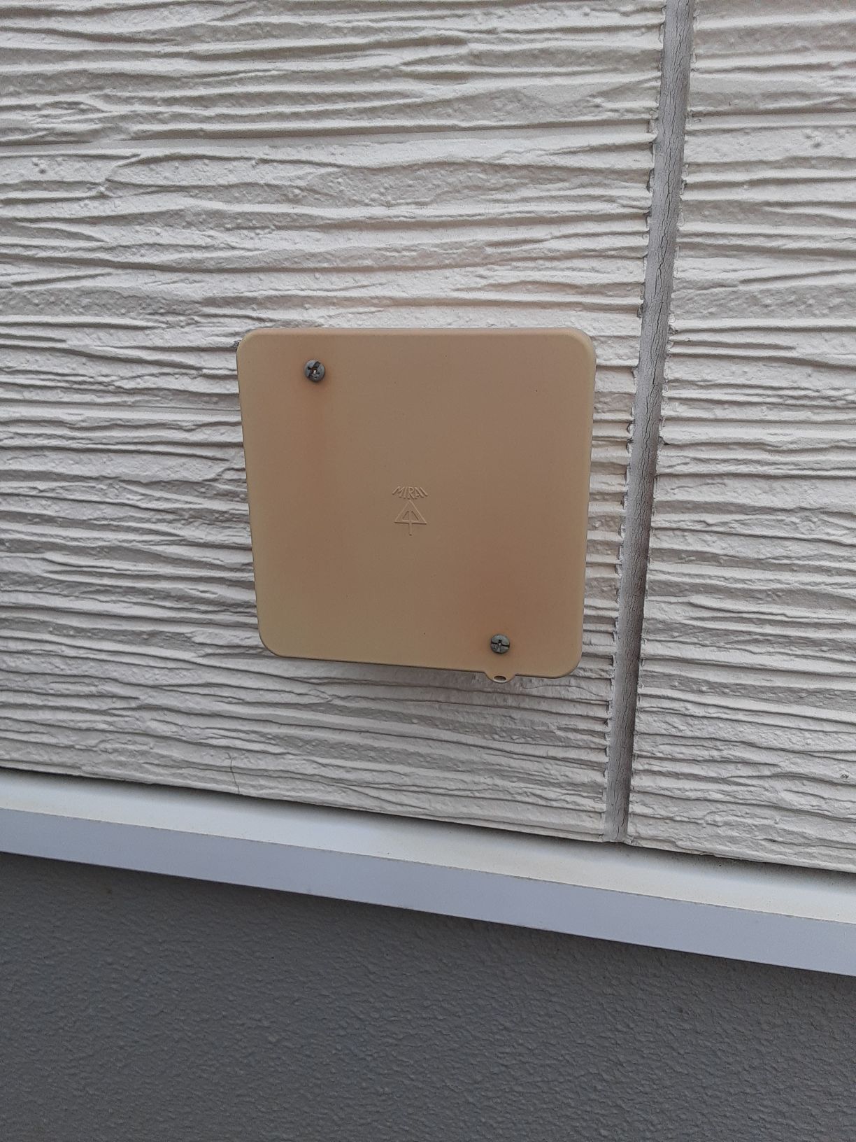 家壁についている謎の箱。