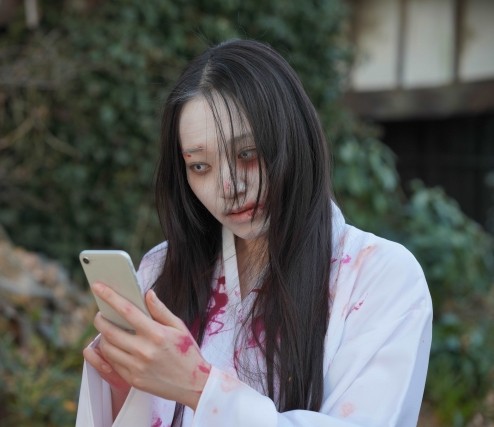 写真で一言 お化けとスマホ