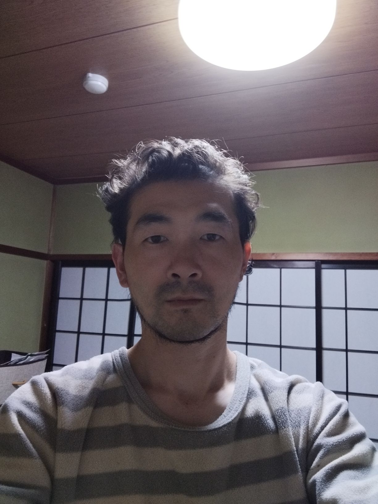 顔は普通ですか？