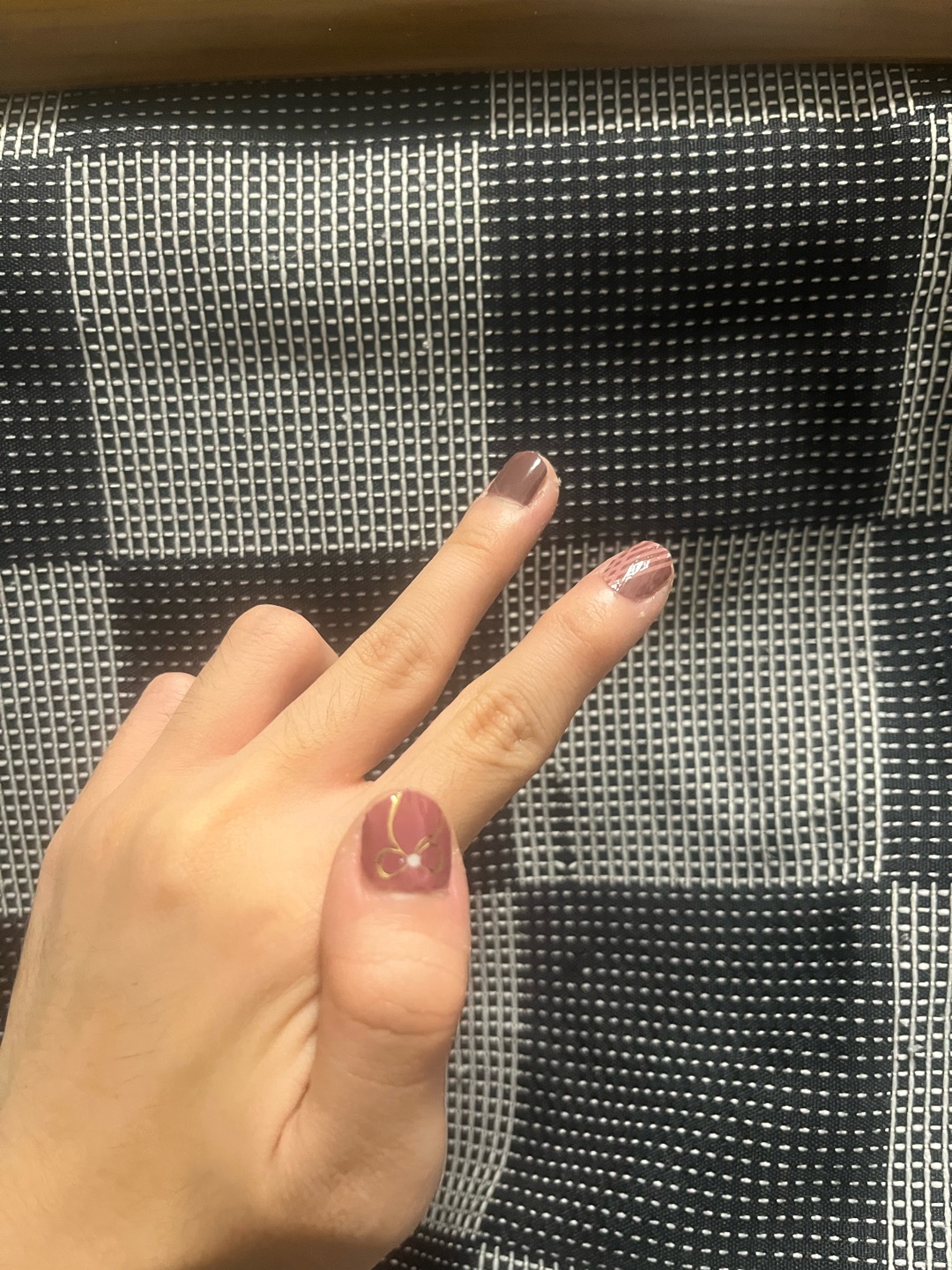 ネイルシールの綺麗に貼り方教えてください！自爪でもできますか？チップ買った方がいいとかありますか？