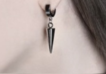 この2つのアクセサリーでどっちの方がかっこいい？