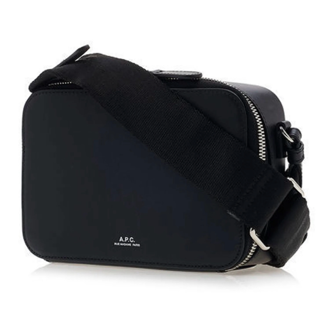 「マルジェラMM6」と「A.P.C.」のショルダーバッグ、買うならどっち？