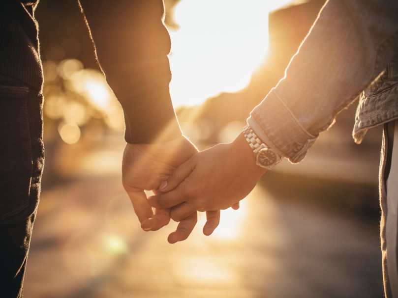 Q：初デートで「手を繋ぐ」のはアリ？ナシ？