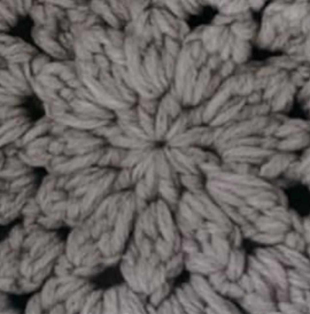 かぎ針される方に伺いたい。これは長編みの玉編みなのか？中長編みの変わり玉編みなのか？そして何目の玉編みか分かる方いますか？