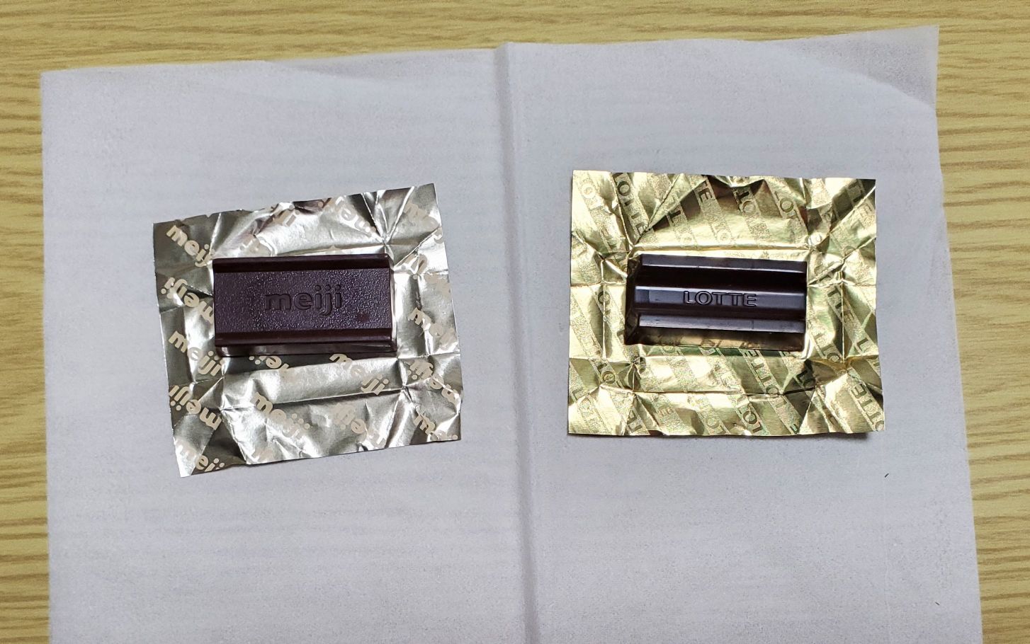 いま明治とロッテのブラック食べ比べてるんだけどみんなはどっちが好み??