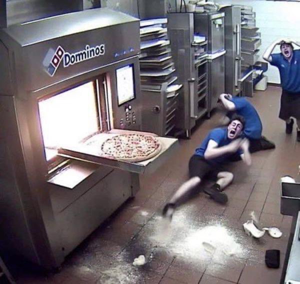 【急募】彼らが何に怯えているのかわからないので「何か」を置いて画像を完成させてもらえませんか？...#クソコラ大喜利