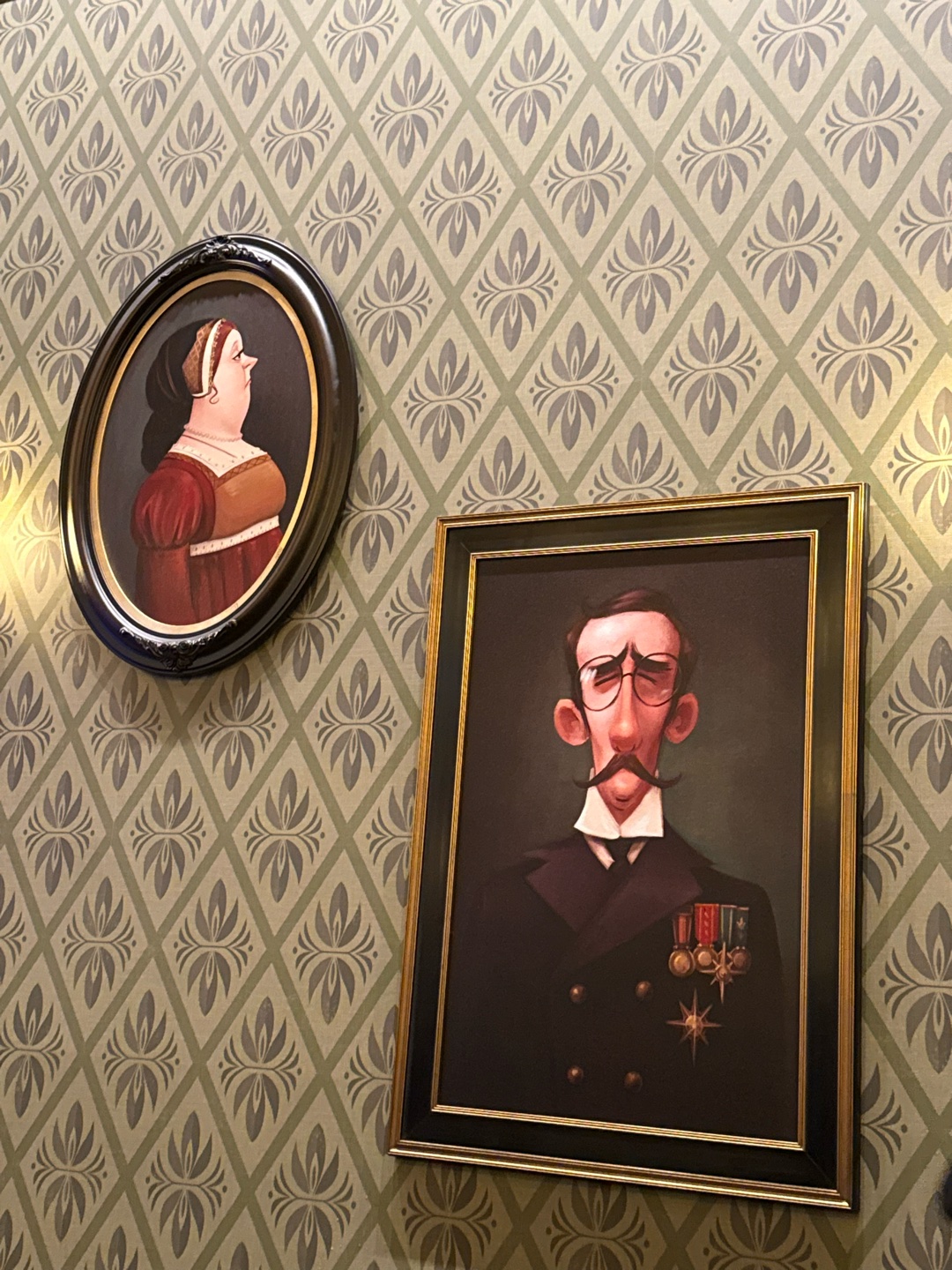 この人達が一体誰なのか教えて欲しいです。ディズニーシーのアナ雪のアトラクションで飾られてました。