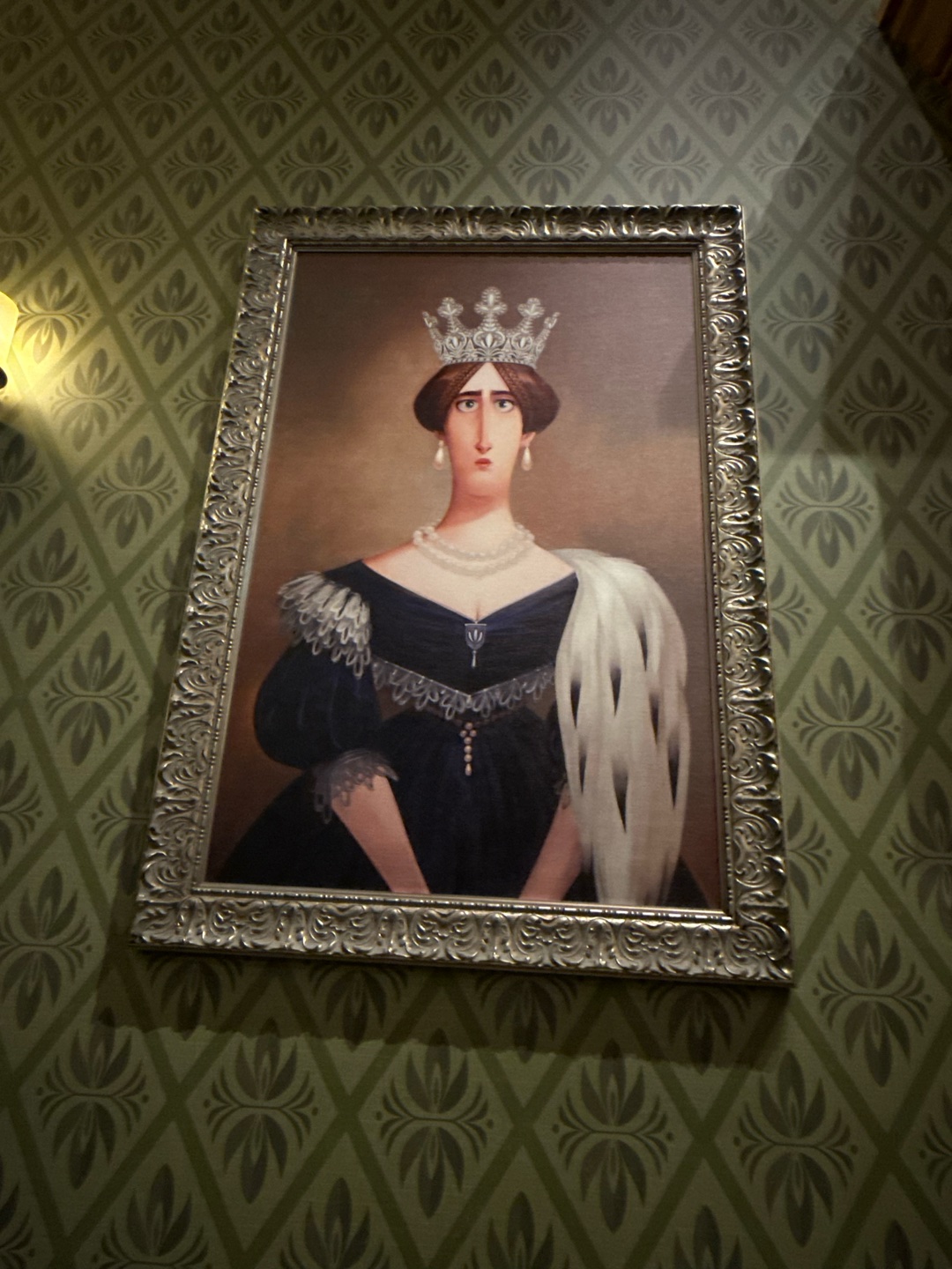 この人達が一体誰なのか教えて欲しいです。ディズニーシーのアナ雪のアトラクションで飾られてました。