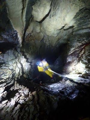 写真で一言（洞窟降下中）