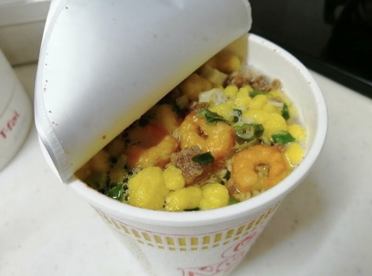 カップラーメンの蓋を押さえる方法は？