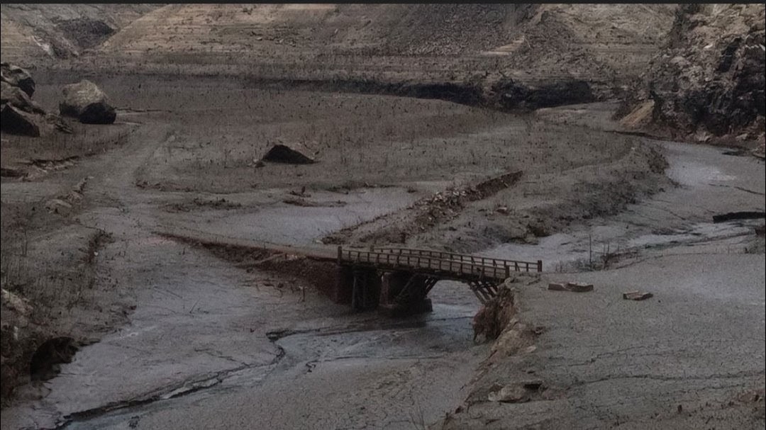 水不足で各地のダムが干上がってます、ダム湖から現れた、以外な物とは？