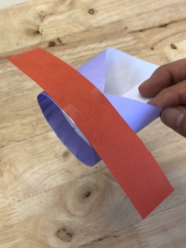 ここに折り紙が2枚あります。この折り紙を使って、最も遠くまで飛ぶ紙飛行機を設計する際、人類はAIに勝てるか？