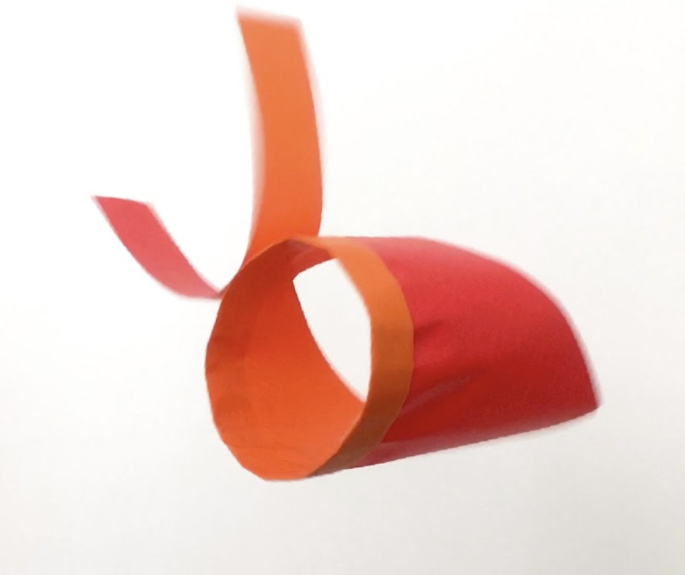 ここに折り紙が2枚あります。この折り紙を使って、最も遠くまで飛ぶ紙飛行機を設計する際、人類はAIに勝てるか？