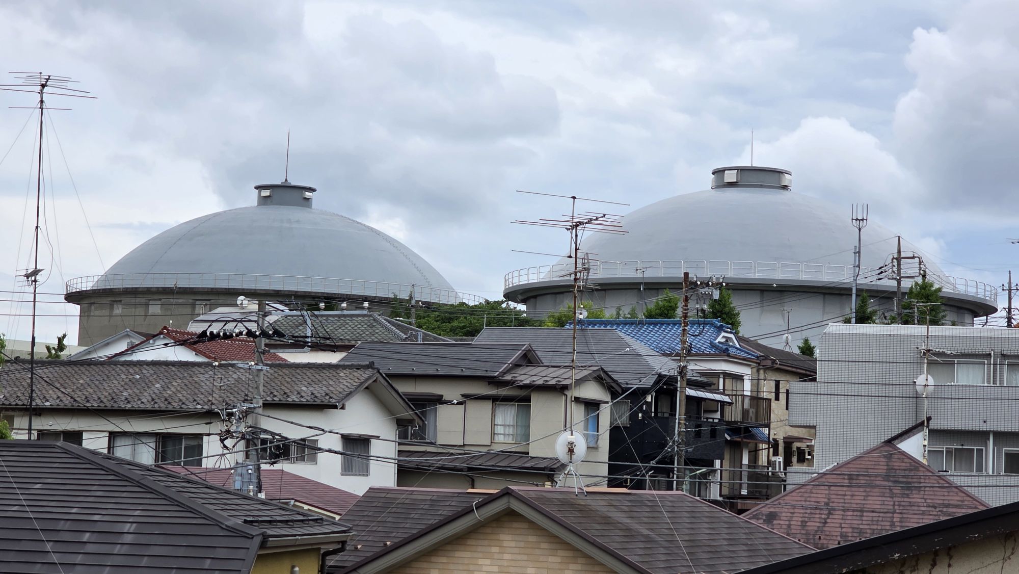 【大喜利教室】この奥に見える1対の建物は何？