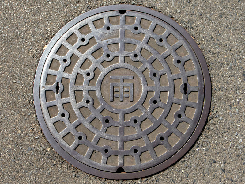 日常の中で、「ここを境に空気が変わった」とか、「なぜか背筋が伸びる」とちょっとした異質さを感じるような場所や瞬間ってありますか？