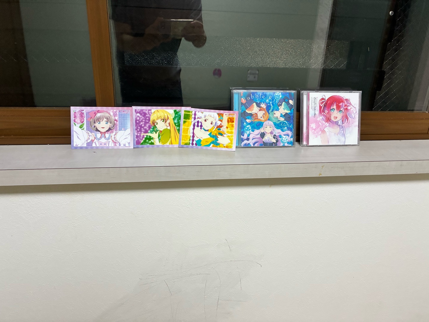 アニメグッズのこと質問失礼します 今まで棚にアニメのグッズ飾ってたんです 見えにくくて今窓側に移動したんですが 日向でダメージ入ることってあるんですかね