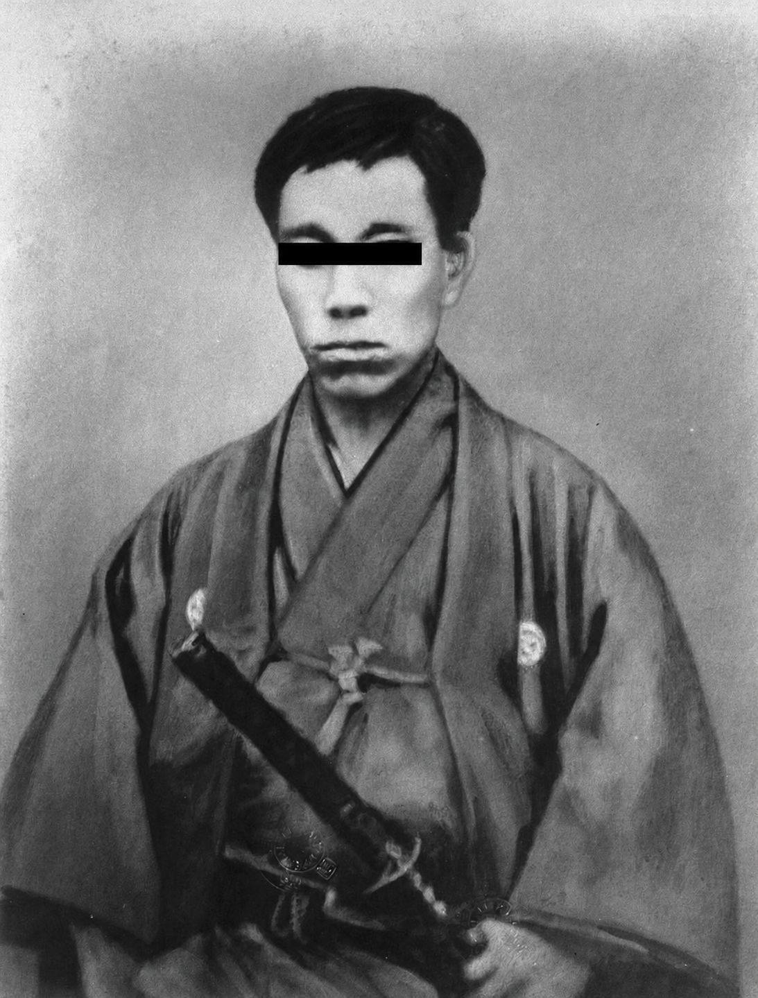 写真の人物のお口には何が入っていますか？