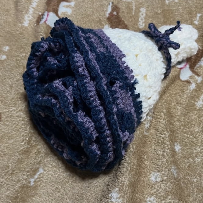 赤ちゃんを寝かせたり大人の膝に載せるブランケットにつかえるよ
約62センチ
メルカリで買ってくれる人居ませんか？
紫陽花色をイメージしました！#質問をしたら誰か
