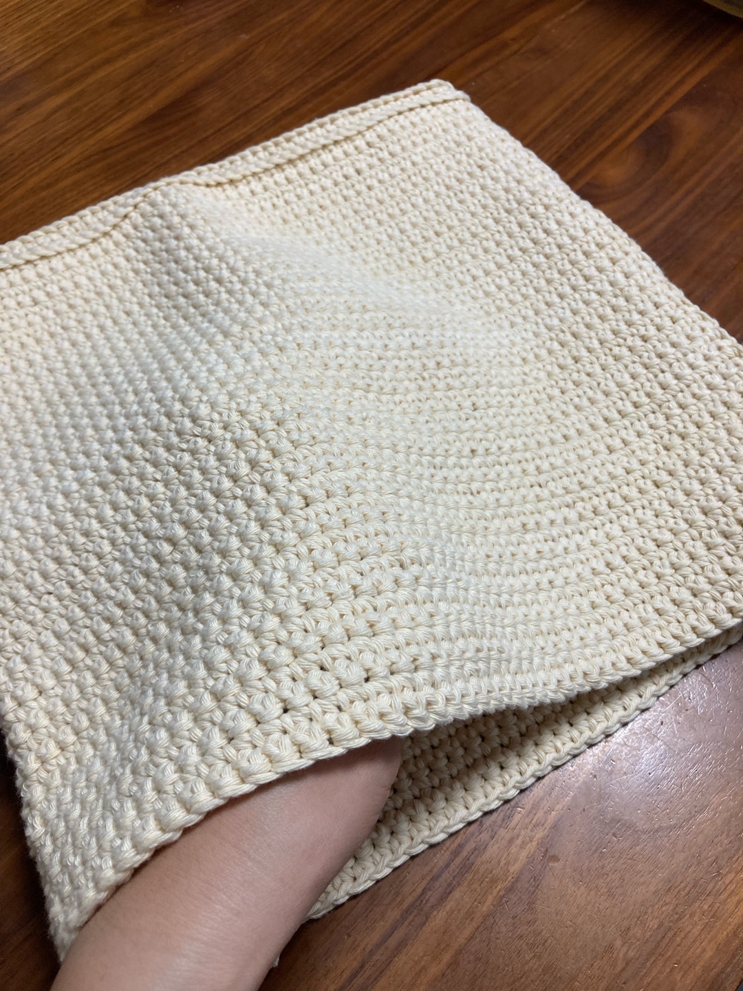 持ち手に悩んでます。どなたかアドバイス下さい
コットンの太めの糸なので、重みがあります。仕事用トートバッグなので少し重くても伸びにくい編み方や、何か芯を入れて