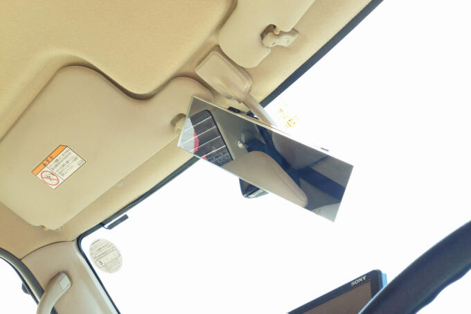 たまに運転してるとお隣とか前の車のセンターミラー(ルームミラー)が見えるんですけどたまに斜めだったりほぼ立ててる人いるけど何でですか？